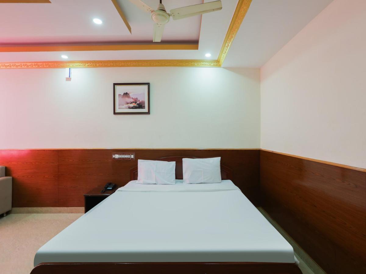 Capital O 84002 Hotel Top In Town President Kushālnagar Buitenkant foto